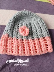  5 طقم كروشيه فاخر شغل يدوي 4 قطع: طاقية، جكيت قصير، فستان، كلكول.  لون سكني وزهري.