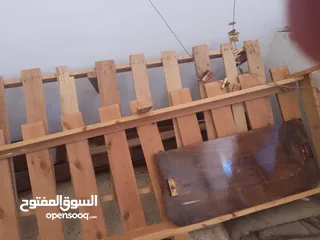  2 تختين مفرد وسرير اطفال حديد ومكتب خشب للبيع