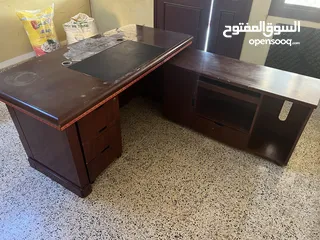  1 مكتب 3 قطع مع كرسي وطاوله نزلت سعرهم لدواعي السفر نهائي