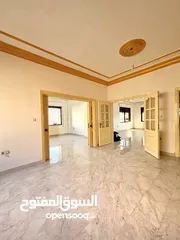  10 شقة الأحلام في أم أذينة الغربية – خصوصية، إطلالات، وأناقة بلا حدود
