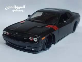  1 مجسم دودج جالنجر حديد قياس 1/24 بتفتح كل الابواب وكالة . 35 دينار