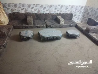  6 جلسه عربية اسفنج ضغط 18 مع طاولات خشب مع سجاده خمسة باربعه ونص متر بحالة الوكالة.