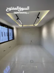  12 شقة فاخر شبة ارضي في طريق المطار الحويطي 170 متر داخلي و خارجي 170 متر بسعر مميز وتشطيب فلل