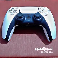  1 يد بليستيشن 5 نوع Sony استعمال خفيف وشغالة 100٪ وسبب البيع انها موجودة بدون اي داعي واضطريت ابيعها