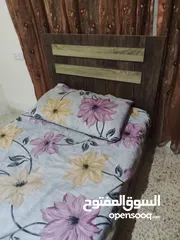  2 طاولة وسط وتخت مفرد وشاشة استعمال بسيط