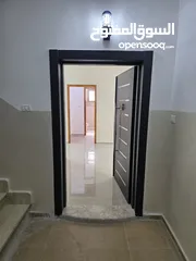  4 شقه للايجار السنوي جديده لم تسكن بعد والعماره جديده متوفر مصعد وكراج سياره