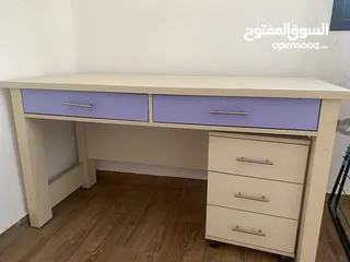  4 طاولة مكتبية مع كرسي مكتبي