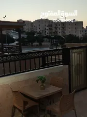  1 شقه للبيع مساحة 330م 150م داخلي و180 خارجي.