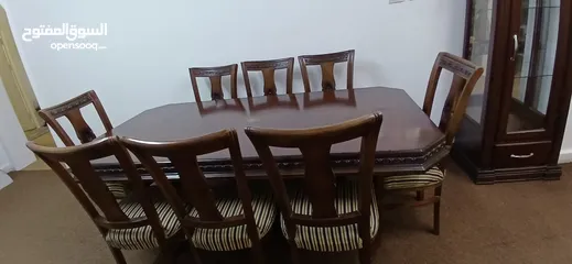  2 طاولة سفرة 8 مقاعد...حالة ممتازة استعمال خفيف جدا  لونها بني خشب زان اصلي  السعرررر قابل للتفاوض
