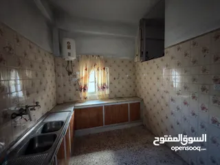  10 شقه طابق ارضي مساحة الشقه 167 متر قريب دوار القبه بتجاه شارع الحصن قريبه من مستشفى روم الكاثوليك