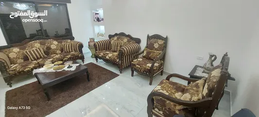  3 طقم كنب بحالة ممتازة مكون من 9 مقاعد للبيع ب 200 د