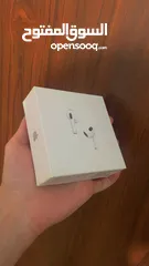  1 سماعة ابل 3 كوبي ون ماستر ما بتفرق كثير عن الأصلية ول استعمال فيها خدش من ورا مثل ما هو موضح بل صورة