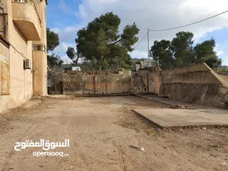  6 عمارة تجارية و سكنية  في جرش للبيع العمارة على شارعين    شارع رئيسي و شارع فرعي في منطقة حيوية