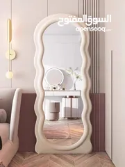  4 مرايا ترند عالمياً... تصميم موجي ومنحوت فخم يخلي أي زاوية تصير قطعة فن جاهزة للتصوير  انعكاس نقي