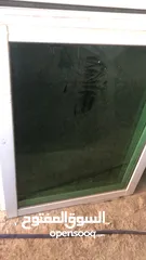 2 شبابيك الامنيوم لون ابيض زجاج اخضر