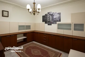  1 مطبخ خشب جوايكو مميز شبه جديد للبيع بالسعر مميز جدا المطبخ عبارة عن 3 واجهات بحالة الوكالة مميز جدا