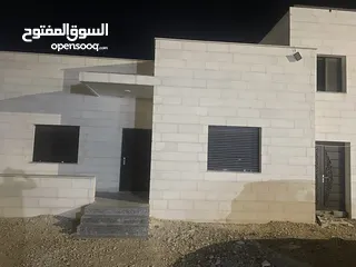  2 بيت للبيع يحوي على شقتين كل شقه لها سطحها الخاص بقوشان منفصل