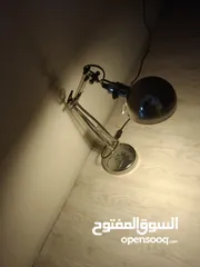  1 ليت او لمبه خاصه للمساعده على القراءه او للاضائه الخاصه