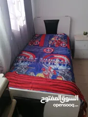  3 سريرين و مكتبه و خزانه بحاله جيده جدا