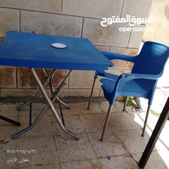  2 طاوله لون ازرق طوي مع كراسي عدد اثنين واحد منهم مكسور الطاوله و الكرسي الآخر بحاله ممتازه
