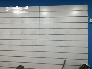  6 ديكور محل صيانة عبارة عن الواح تعليق بترينة عرض خشب وقزاز رفوف خزائن بحالة الوكالة للبيع بسعر ممتاز