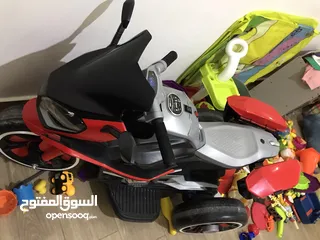  1 دراجة للاطفال  شحن بحالة الجديد  مستخدمة شي بسيط  بلوتوث اضاءة اغاني وusb لون احمر واسود .