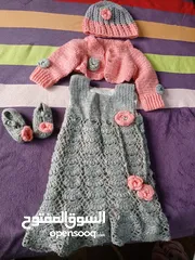 1 طقم كروشيه فاخر شغل يدوي 4 قطع: طاقية، جكيت قصير، فستان، كلكول.  لون سكني وزهري.