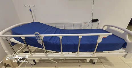  4 سرير طبي للبيع (كهربائي)  مع مرتبه مقاومه للحراره ( استخدام شخصي) - حاله ممتازه