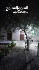  8 بيت مكون من غرفتين + صاله خارجيه+ صاله داخليه +مطبخ +حمام