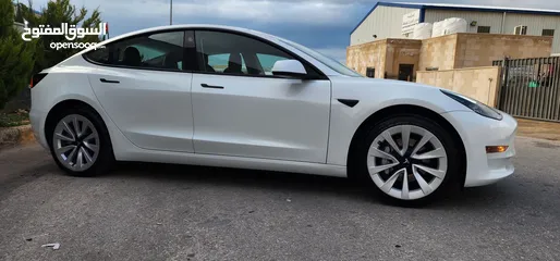  6 Tesla Model 3 -