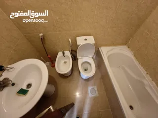  8 شقه فارغه للبيع الجبيهه حي الجامعه