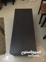  1 طاولة تلفاز عرضها متر و 20 سانتي نضيفه و ما فيها اي كسر صنع سعودي