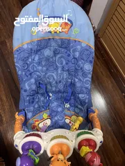  6 كرسي هزاز للاطفال من الولادة وحتى السنتين من ماركة fisher price لون ازرق مع هيكل ازرق سهل الاستخدام