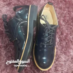  4 للبيع: حذاء نسائي من ZARA بحالة شبه جديدة – تصميم أنيق برباط أمامي، مقاس 37 ولون كحلي جذّاب
