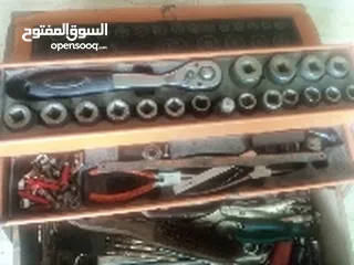  2 صندوق عده مع جك الماني ازرق برفع 45 طن مع مكينه فك عجال النوع الجمل