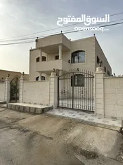  1 شقه ارضيه مع حديقه وكراج في ضاحيه  الملك  عبد الله   / المفرق مقابل مستشفى النسائيه والأطفال .