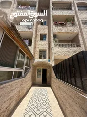  1 للبيع – شقة طابق أرضي مميزة في موقع استراتيجي الموقع: على شارع الاستقلال، بالقرب من المدارس والخدمات