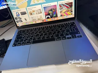  6 MACBOOK AIR - M1 بحالة ممتازة - مع جميع ملحقاته - 51 دورة شحن فقط