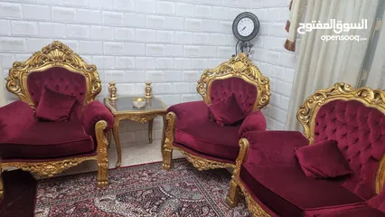  2 طقم صالون بحالة ممتازة  مكون من 9 مقاعد مع طاولة مستطيلة كبيرة و طاولتين جانبيتين