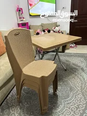  1 طاولة بلاستيك مربعة مع 3  كراسي