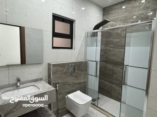  7 شقة طابق اخير مع رووف بمساحة داخلية 230م في طريق المطار - البنيات