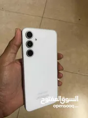  2 هاتف samsung A35 5G لون فضي مساحة 128 رام 6 مستعمل سنة وحده فقط الجهاز ولا خدش ولا بشكي من شي 100%