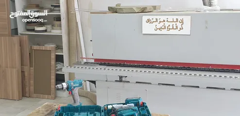  2 مشغل و منجرة  بابين مساحة مع السدة 250 م مجهزة بالكامل و شغاله  و ساعة كهرباء 3 فاز صناعي