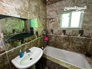  11 منزل للبيع