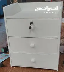  3 كومدينا خشب أنيقة وعملية، 3 جرارات ودرج علوي فيه قفل عشان تحفظ أغراضك الخاصة بأمان! تصميم مرتب وناعم