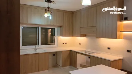  1 شقه فارغه فاخره ومميزه جدا  سوبر ديلوكس للايجار لم تسكن بعد التجديد نهائيا 200متر
