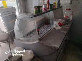  7 ثلاجة عرض ثلاجة دلي فريزر عدد2 ماكينات فرم لحمه عدد 2 وميزان