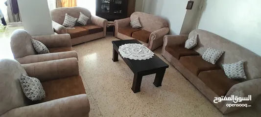  1 اثاث غرفة جلوس (صالون) بحالة جيدة بجنن اسفنج ناعم لطيف منجد