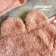  4 طقم داخلي فرو قطعتين. لون زهري وكيوت على شكل دب. حجم 38. جودة رهيبة وقطعة مميزة. اشتريها ودللي حالك.