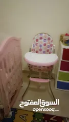  3 تخت اطفال لون زهري بناتي مستعمل بسيط جدا لعمر خمس سنوات مع كرسي طعام حجم كبير